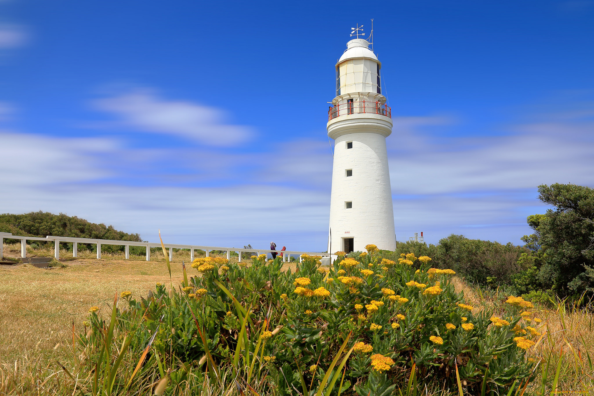 Маяк цвет. Каскетский Маяк. Cape Otway Lighthouse. Маяк в цветах. Маяк с цветами.